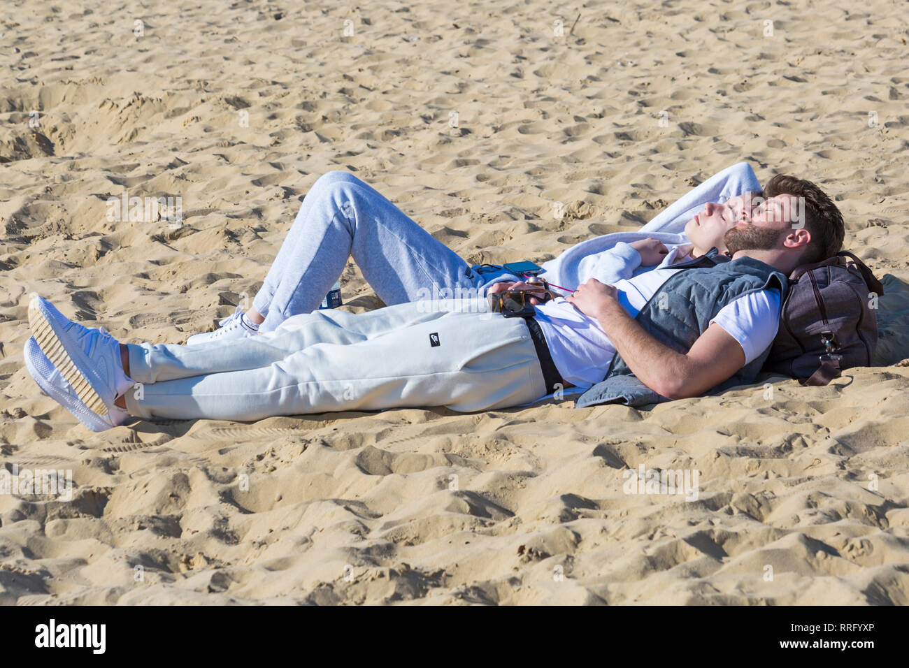 Bournemouth, Dorset, UK. Feb 26, 2019. UK météo : beau temps continue avec une autre belle chaude journée ensoleillée à Bournemouth en tant que visiteurs, profitez du soleil au bord de la mer , devrait être la journée la plus chaude de l'année et les plus chaudes jamais jour de février. La plage de Bournemouth est voté la meilleure plage du Royaume-Uni. Credit : Carolyn Jenkins/Alamy Live News Banque D'Images