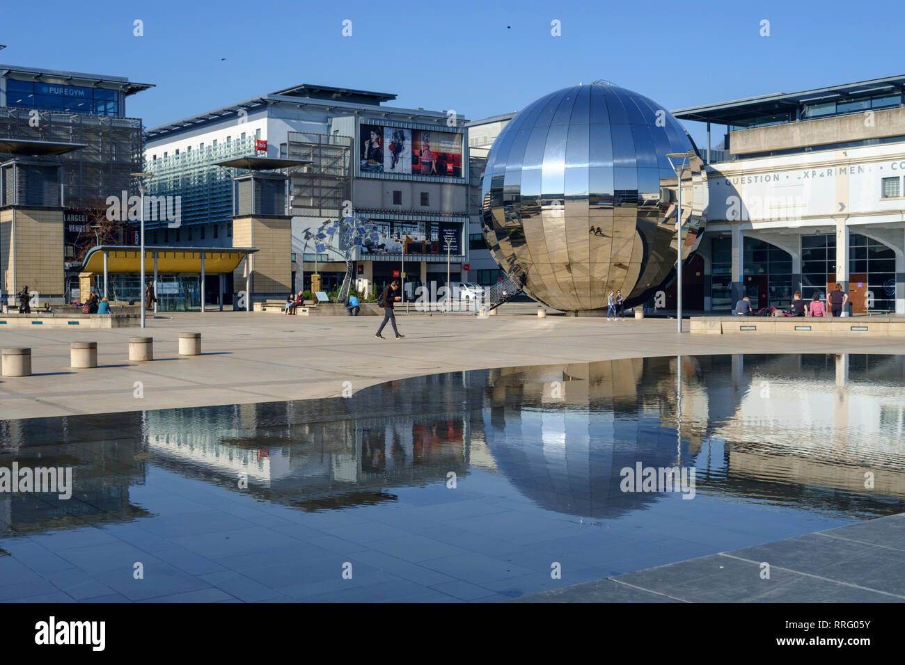 Bristol, Royaume-Uni. 26 févr. 2019. Météo France : Un autre agréable mais unseasonal jours météo dans le centre-ville de Bristol. Crédit : Mr Standfast/Alamy Live News Banque D'Images