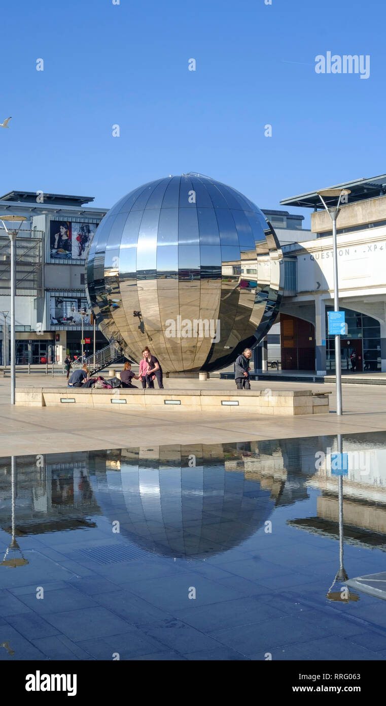 Bristol, Royaume-Uni. 26 févr. 2019. Météo France : Un autre agréable mais unseasonal jours météo dans le centre-ville de Bristol. Crédit : Mr Standfast/Alamy Live News Banque D'Images