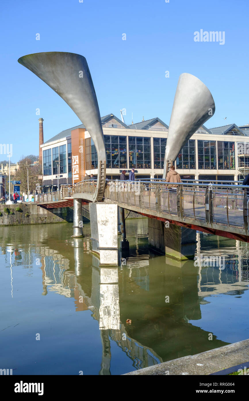 Bristol, Royaume-Uni. 26 févr. 2019. Météo France : Un autre agréable mais unseasonal jours météo dans le centre-ville de Bristol. Crédit : Mr Standfast/Alamy Live News Banque D'Images
