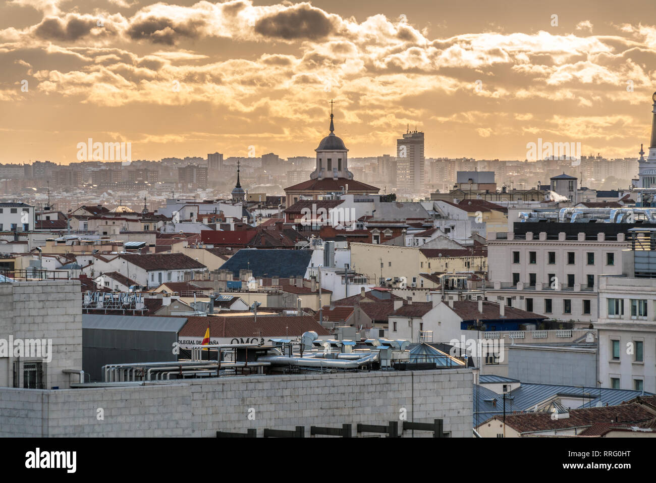 Vue sur le coucher du soleil de Madrid et la tour du monastère royal de Santa Isabel (Real Monasterio de Santa Isabel) depuis le palais Cibeles. Banque D'Images