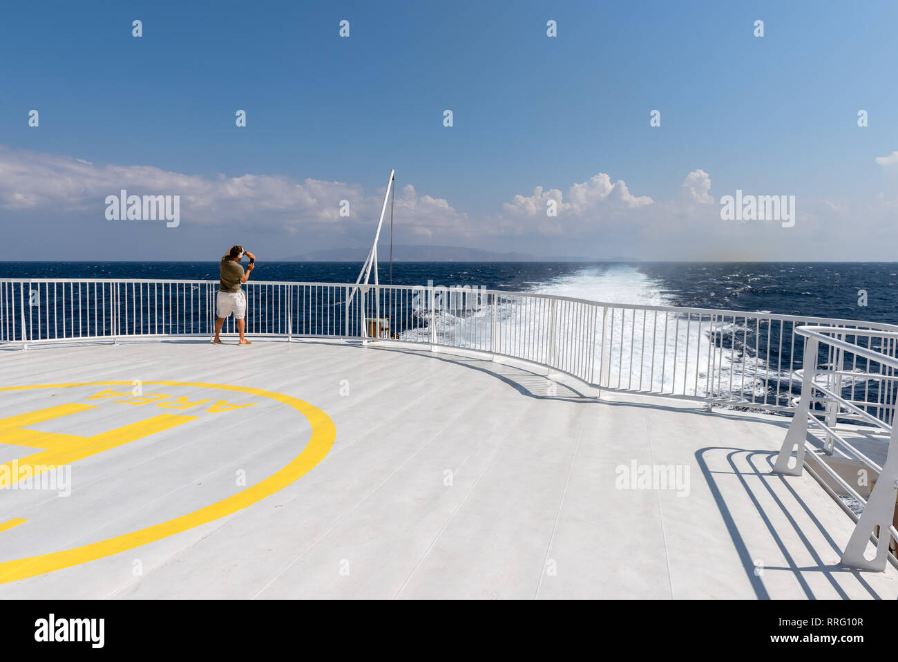 Le Pirée, Grèce - 13 septembre 2018 : un homme prend des photos sur un navire à passagers au cours d'une croisière en mer Egée Banque D'Images