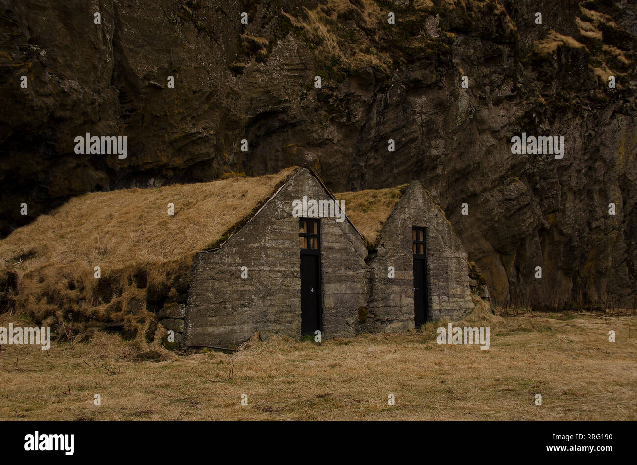 Vieille maison en pierre antique détruit recouvert d'herbe sèche jaune en Islande Banque D'Images
