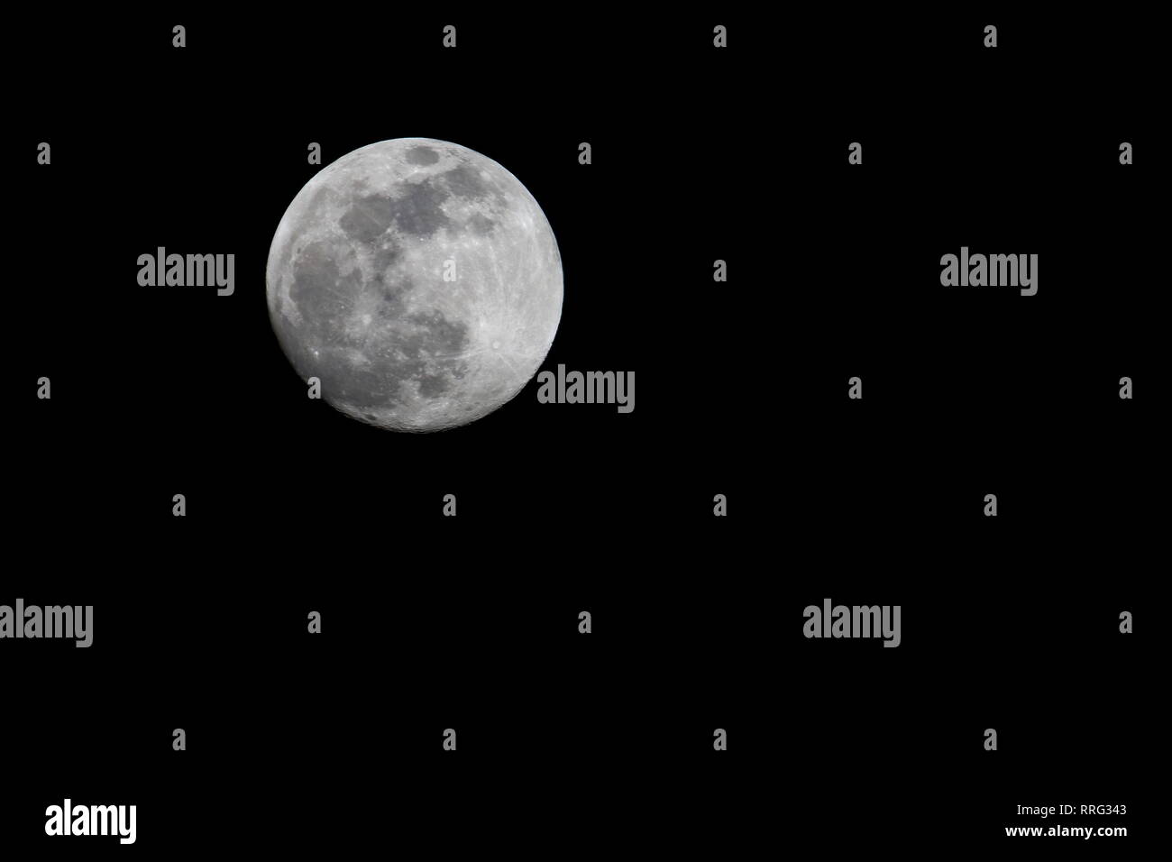 Pleine lune sur ciel nocturne Banque D'Images