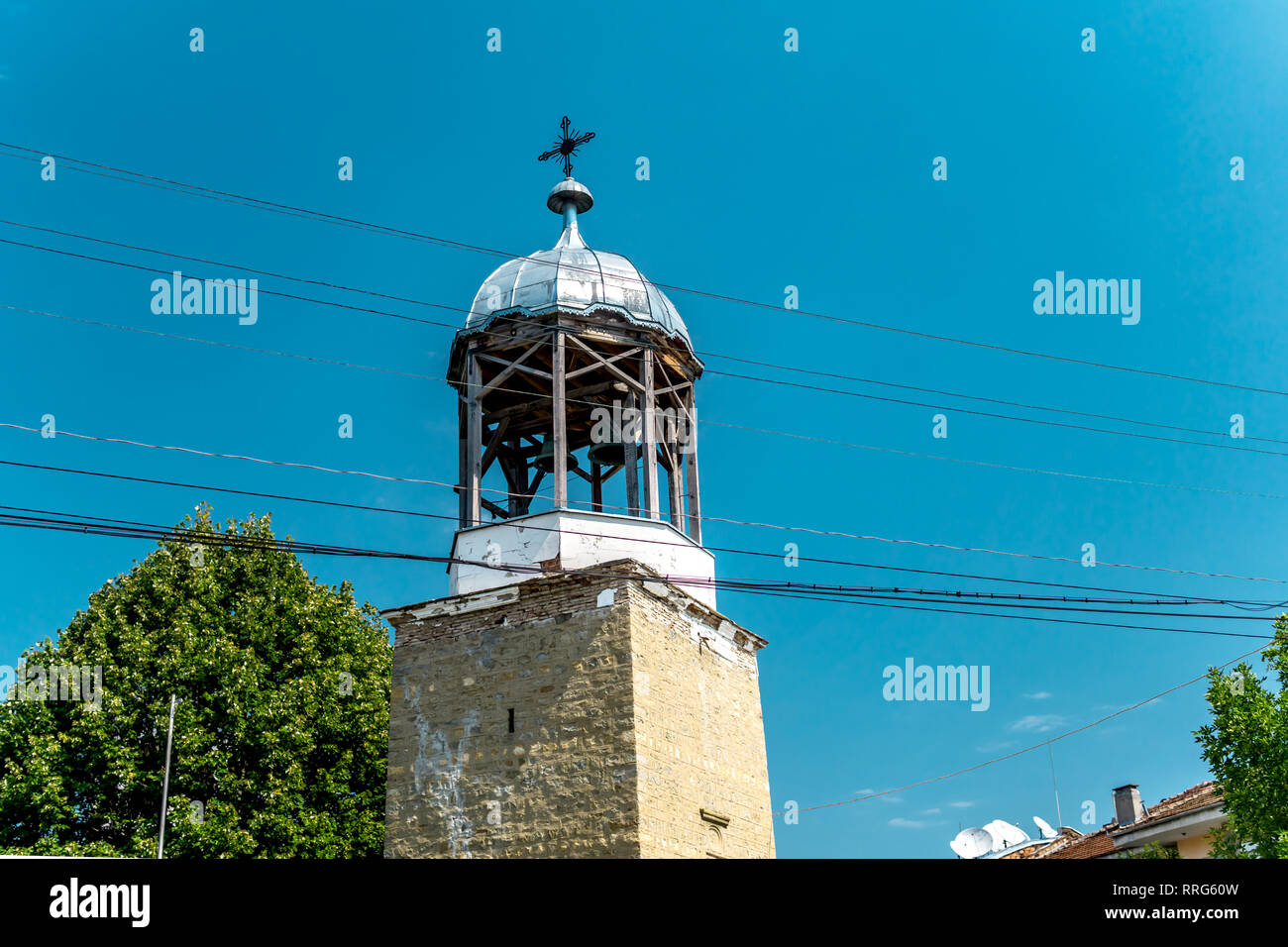 Le clocher d'une ancienne église chrétienne orthodoxe soulevées dans le ciel. Un ciel bleu avec les fils. Copier cpace. Banque D'Images