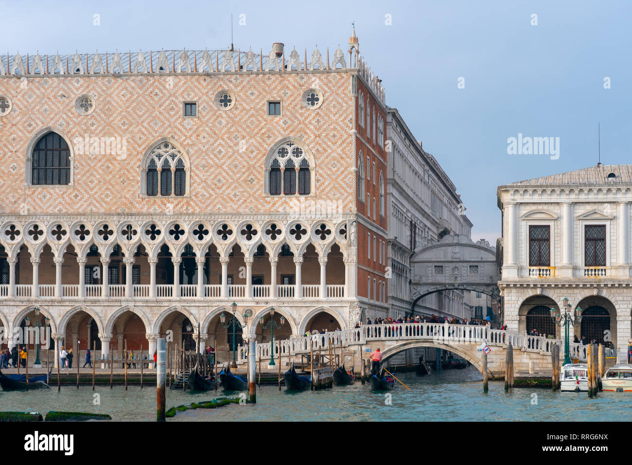 Vue sur le palais des Doges et le Pont des Soupirs à Venise. À partir d'une série de photos de voyage en Italie. Date de la photo : Lundi, Février 11, 2019. Photo : R Banque D'Images