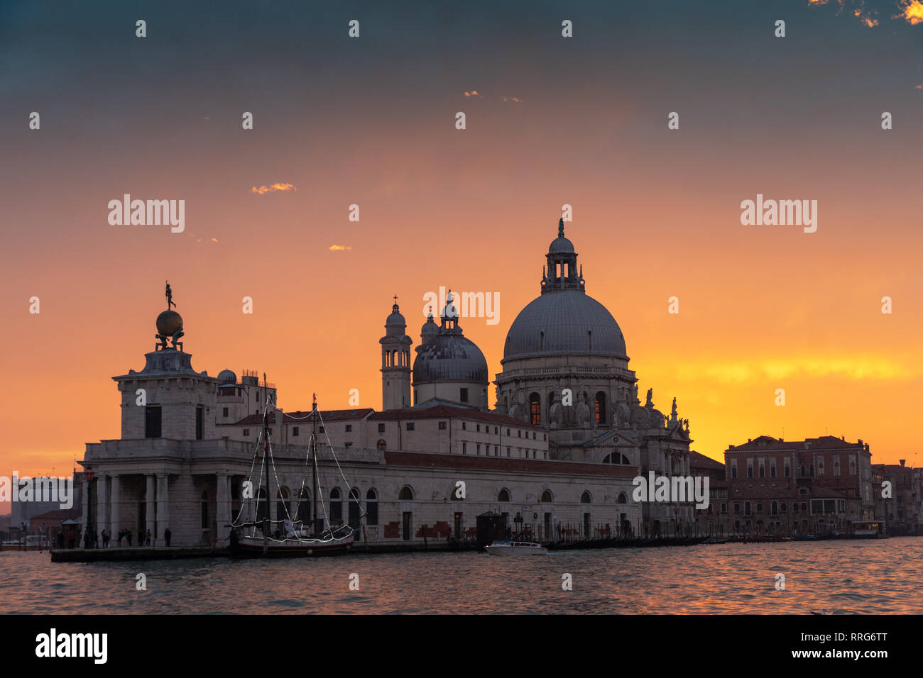 Santa Maria della Salute, communément connu simplement comme le salut, au coucher du soleil à Venise. À partir d'une série de photos de voyage en Italie. Date de la photo : Lundi, Février Banque D'Images