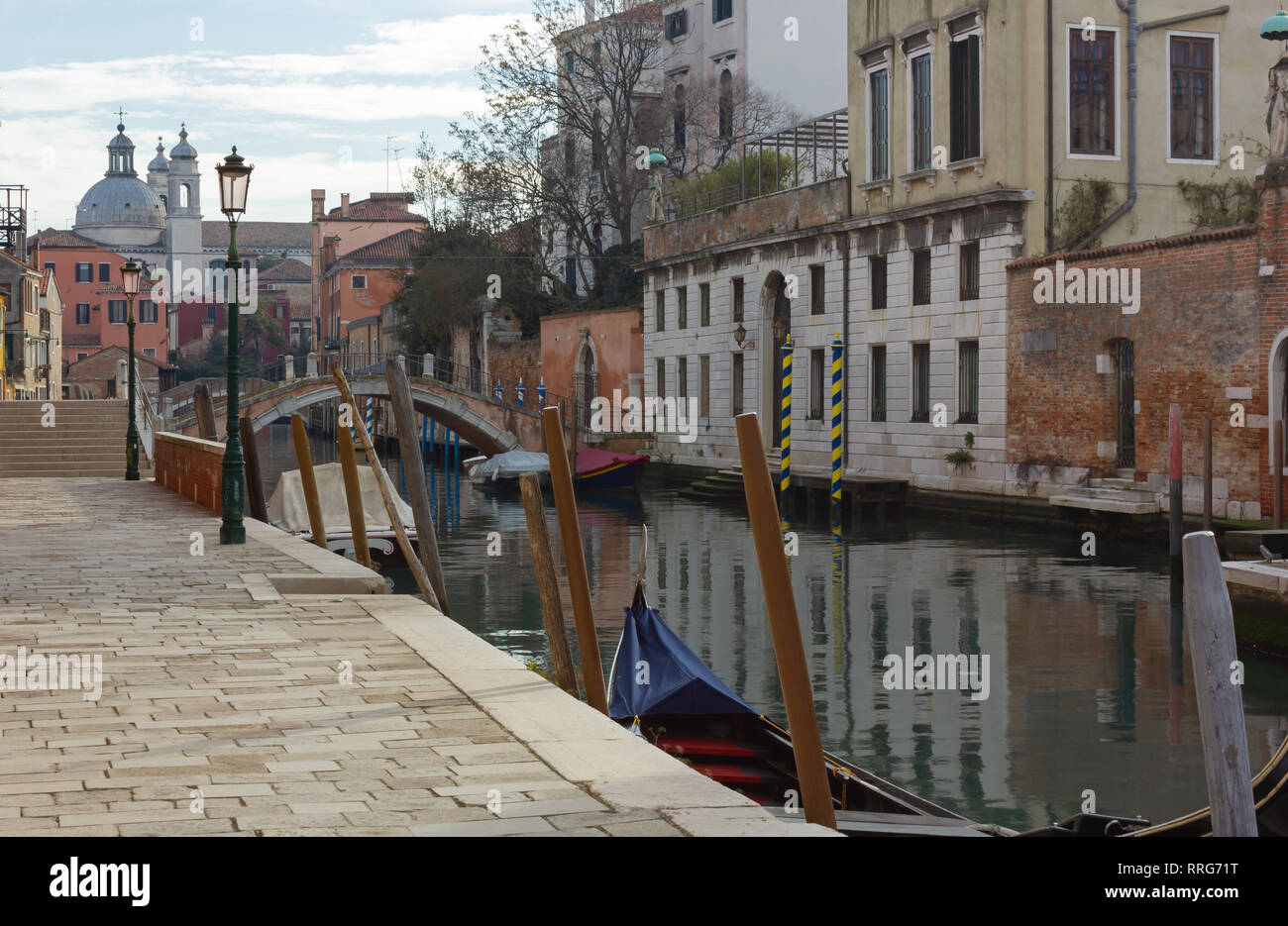 Calme typique canal vénitien dans le quartier de Dorsoduro à Venise, Italie Banque D'Images