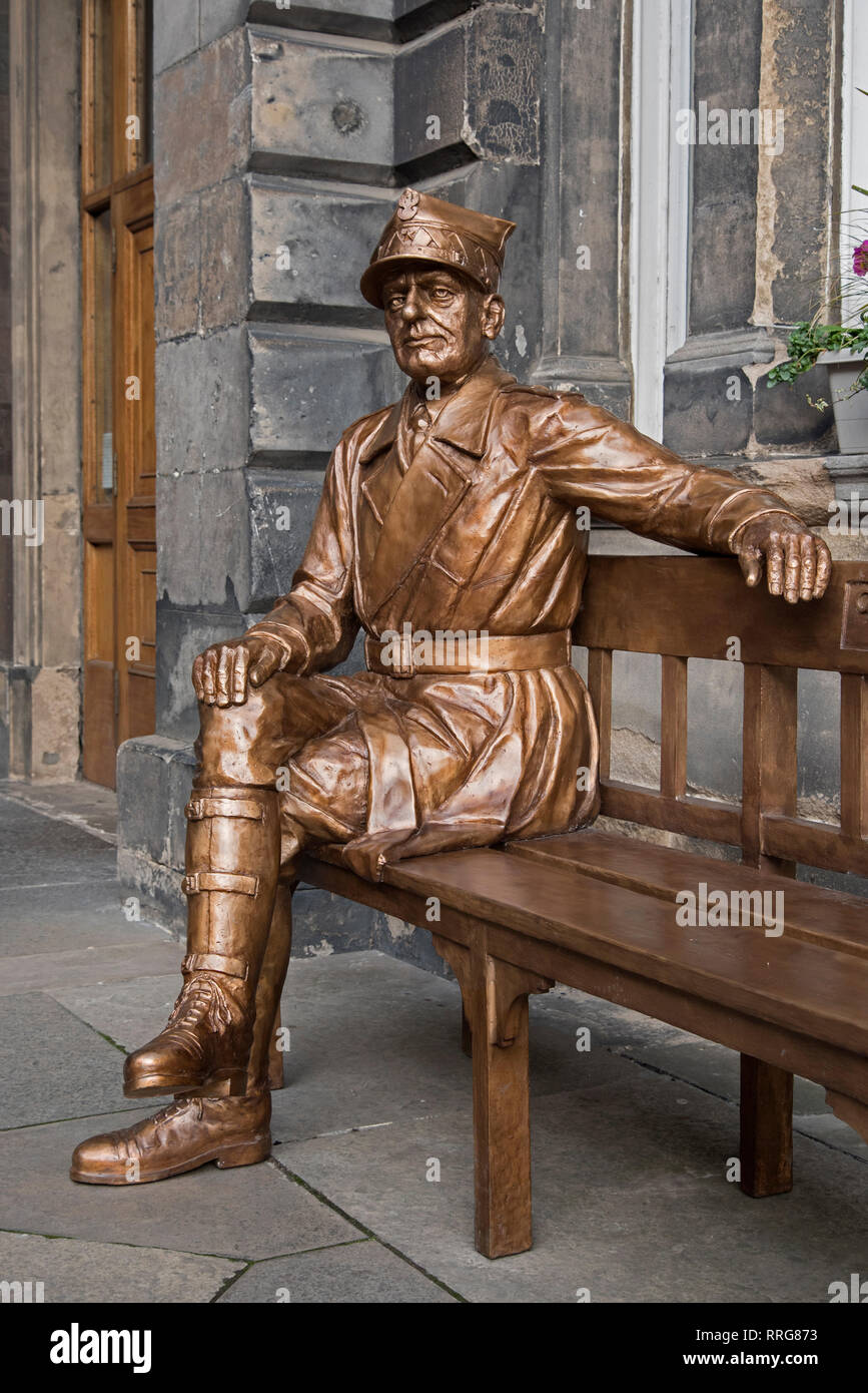 Statue du héros de guerre polonais le général Maczek au City Chambers sur le Royal Mile, dans la vieille ville d'Édimbourg. Banque D'Images