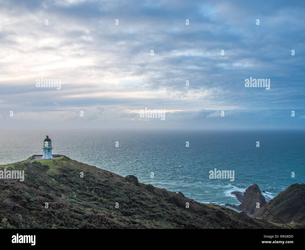 Phare du cap Reinga, haut au-dessus de la mer de l'océan, Northland, Nouvelle-Zélande Banque D'Images