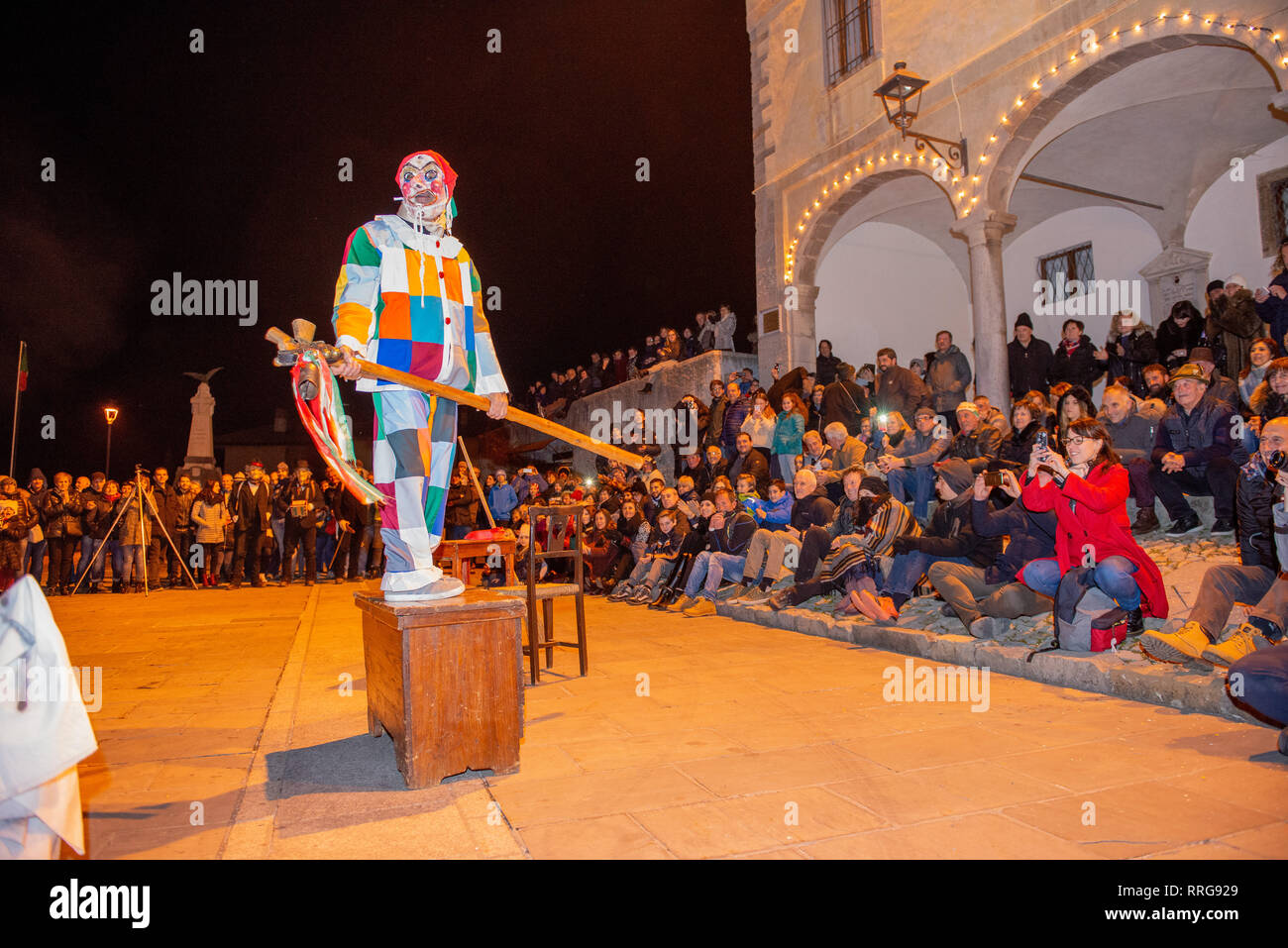 Dossena Bergamo Italie 16 février 2019 : rassemblement de masques entre la comédie et le carnaval dans un vieux village Banque D'Images