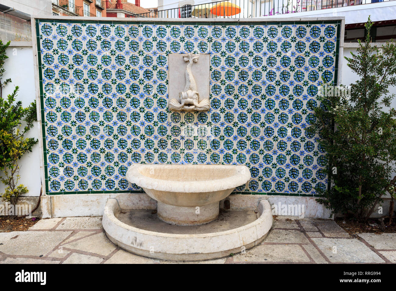 Fontaine décorée de carreaux de type industriel moderne situé à Santa Luzia belvédère, à Lisbonne, Portugal Banque D'Images
