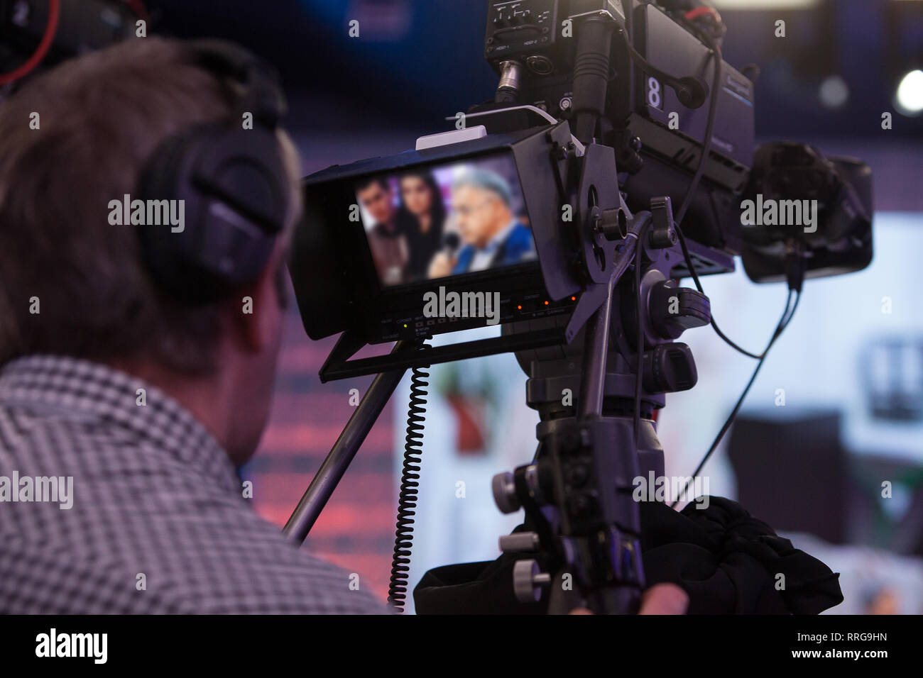 Vidéographe tournage d'un film ou d'émission de télévision dans un studio avec un appareil photo professionnel Banque D'Images