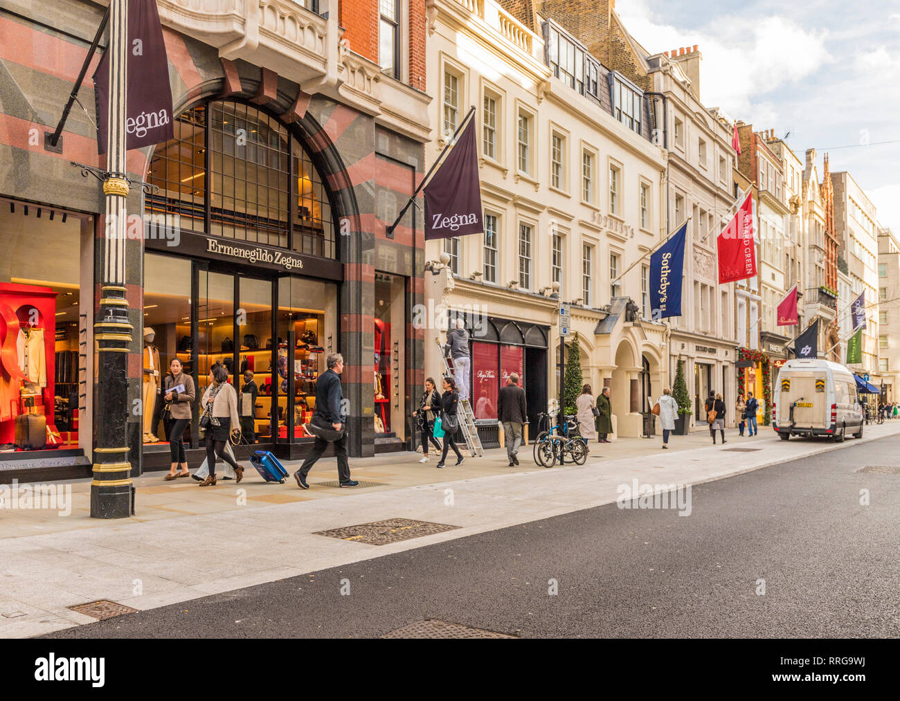 New Bond Street à Mayfair, avec ses élégantes boutiques et marques de luxe, Londres, Angleterre, Royaume-Uni, Europe Banque D'Images