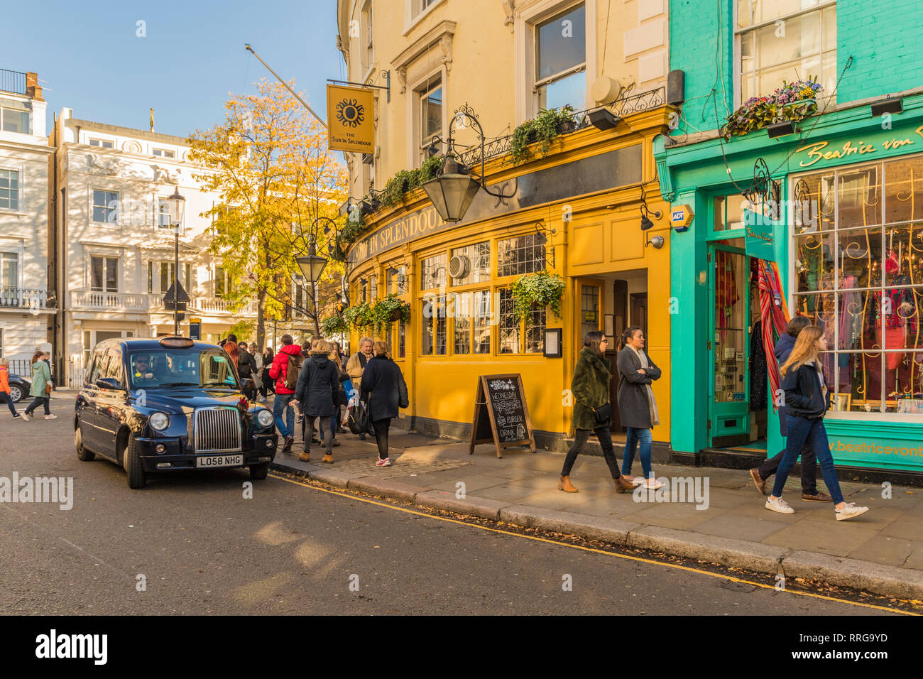 Une scène de rue sur Portobello Road, dans le quartier de Notting Hill, Londres, Angleterre, Royaume-Uni, Europe Banque D'Images