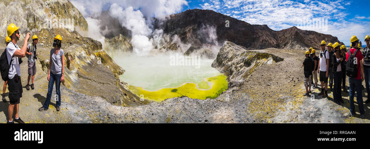 Les touristes à la découverte de l'Île Blanche Volcan, un volcan actif dans la baie de Plenty, île du Nord, Nouvelle-Zélande, Pacifique Banque D'Images