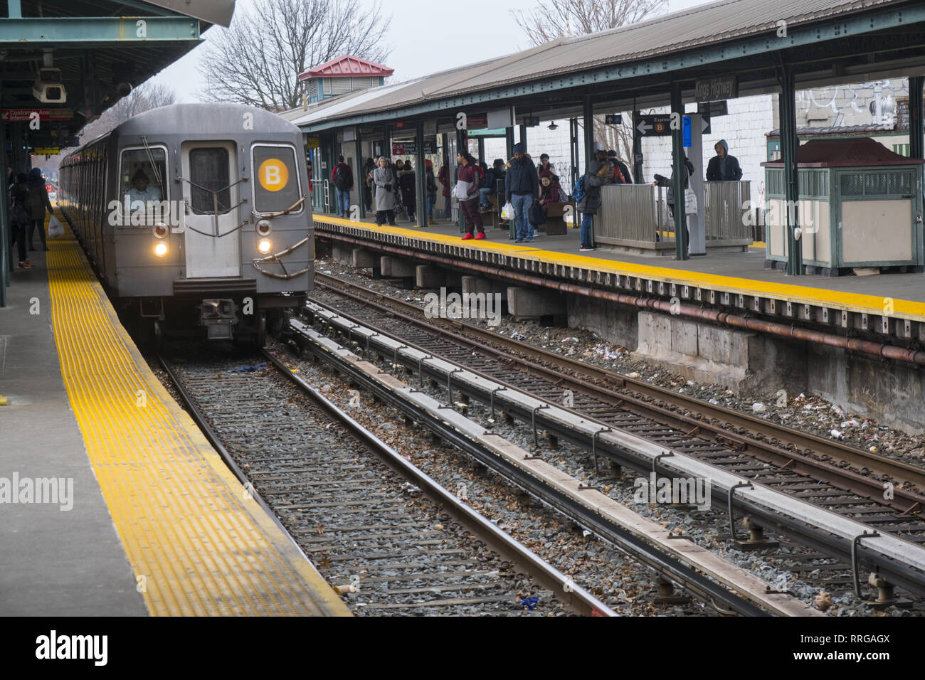 B Train entre la station de métro de Kings Highway dans le quartier midwood, Brooklyn, New York. Banque D'Images