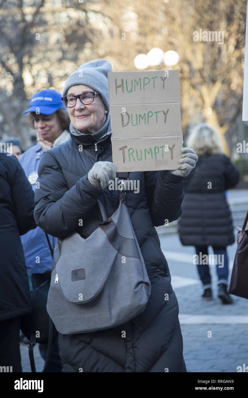 Les manifestants à Union Square à Manhattan pour protester après l'annonce de l'atout qu'il appellerait une urgence nationale pour obtenir son mur construit à la frontière. Banque D'Images