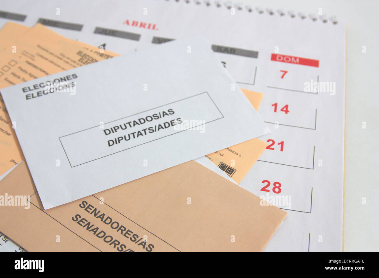 Les enveloppes électorales pour voter à l'élection générale espagnole, où les membres du congrès ('diputados' en espagnol) et de ceux du Sénat ('sfr Banque D'Images