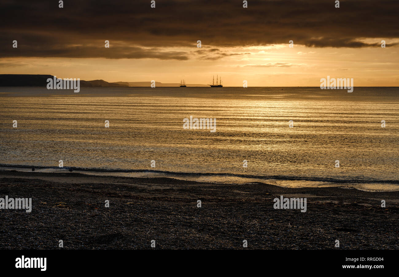 Deux carrés gréeur voiliers à l'ancre sur une mer chatoyante, à côté de la falaise jurassique, Weymouth, Dorset, Angleterre, Royaume-Uni, Europe Banque D'Images