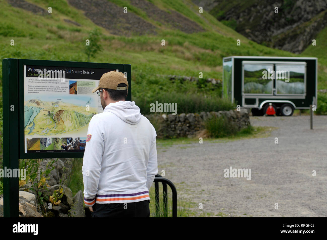Tourisme nature : homme anonyme à la réserve naturelle de Grey Mare's Tail. Dumfries & Galloway, Écosse, Royaume-Uni Banque D'Images