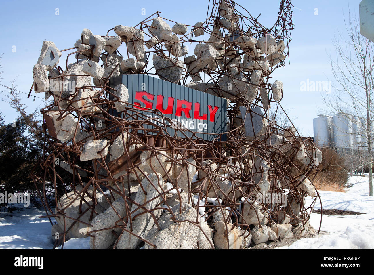 Sculpture faite de débris de construction en face de l'immeuble de bureaux bourru Brewing Co. holding leur plaque signalétique. Minneapolis Minnesota MN USA Banque D'Images