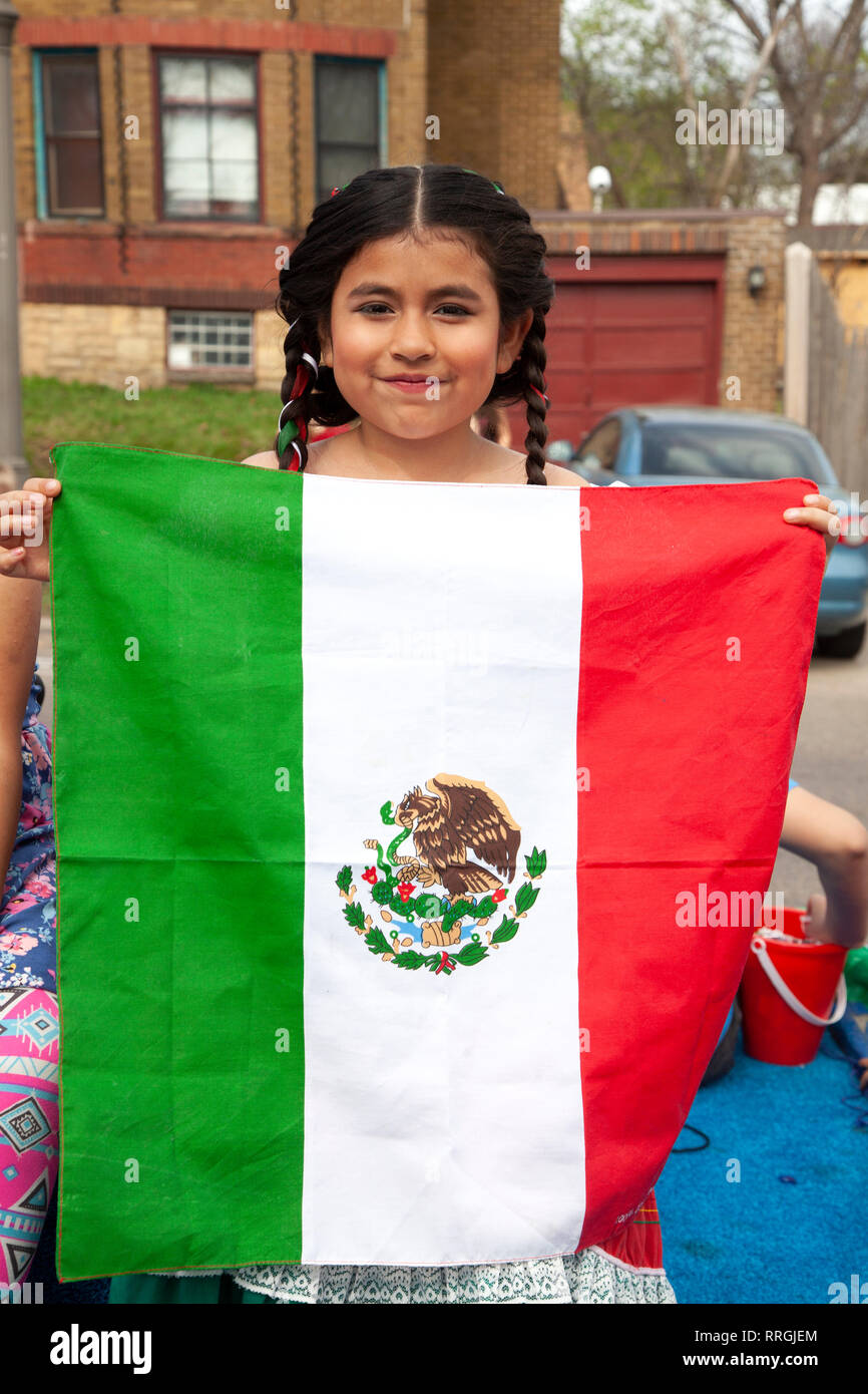 Adolescents hispaniques tenant le drapeau mexicain au défilé de Cinco de Mayo. St Paul Minnesota MN USA Banque D'Images