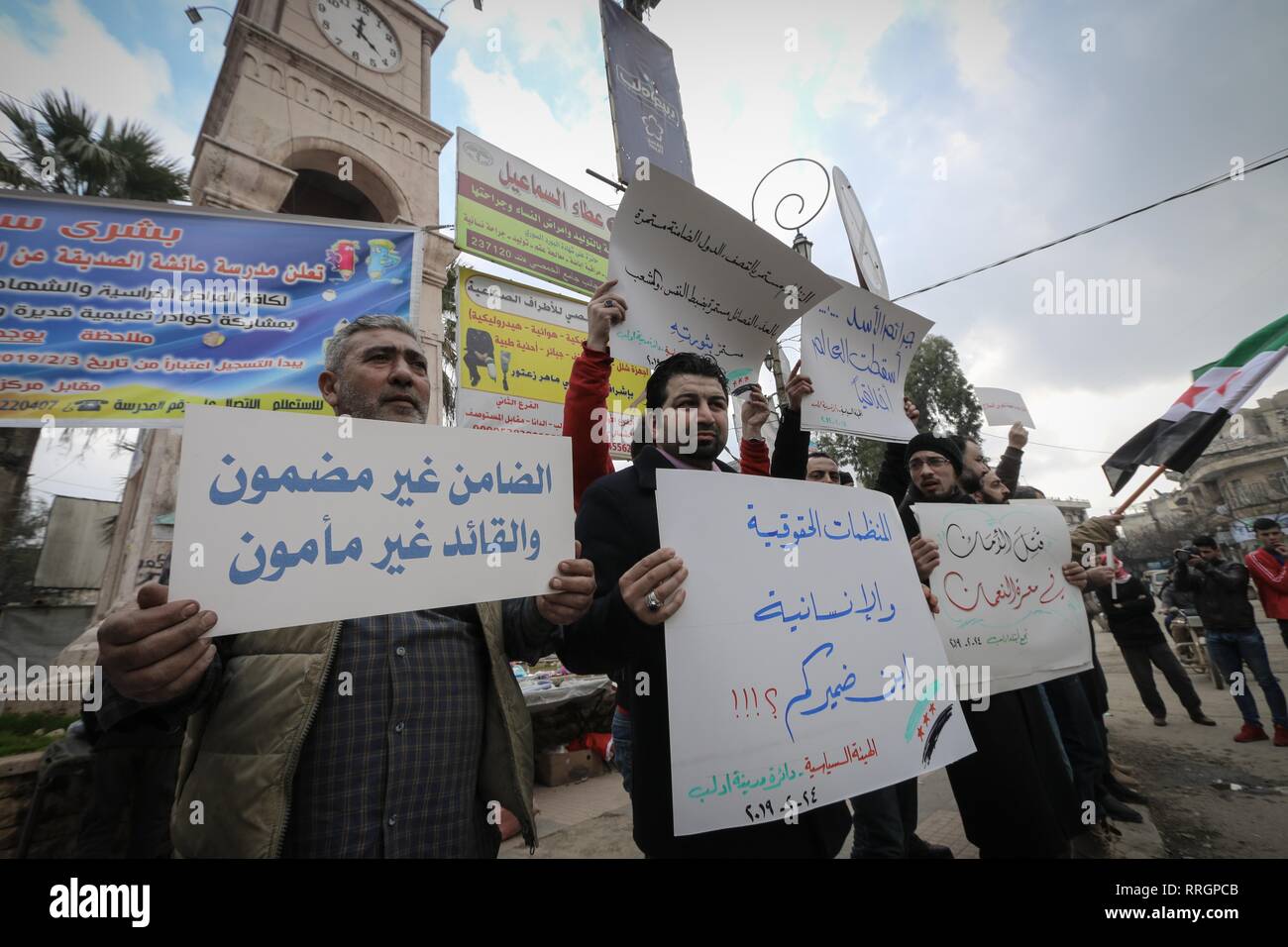 Les militants sont vu la tenue des pancartes pendant la manifestation. La population et les activistes de la ville d'Idlib, dénoncer le bombardement de villes et villages du sud d'Idlib et maintenir la responsabilité de la communauté internationale et la caution. Banque D'Images