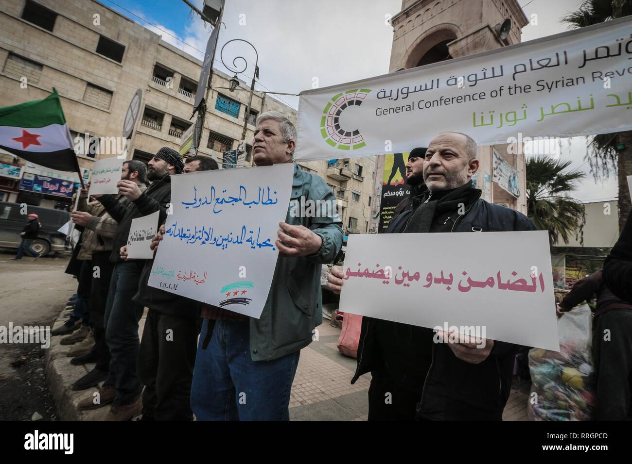 Les militants sont vu la tenue des pancartes pendant la manifestation. La population et les activistes de la ville d'Idlib, dénoncer le bombardement de villes et villages du sud d'Idlib et maintenir la responsabilité de la communauté internationale et la caution. Banque D'Images