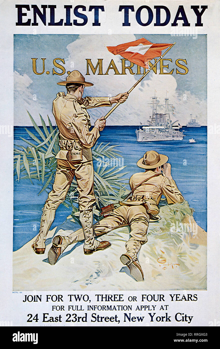 Deux marines sur coast signal battleship avec drapeau. Banque D'Images