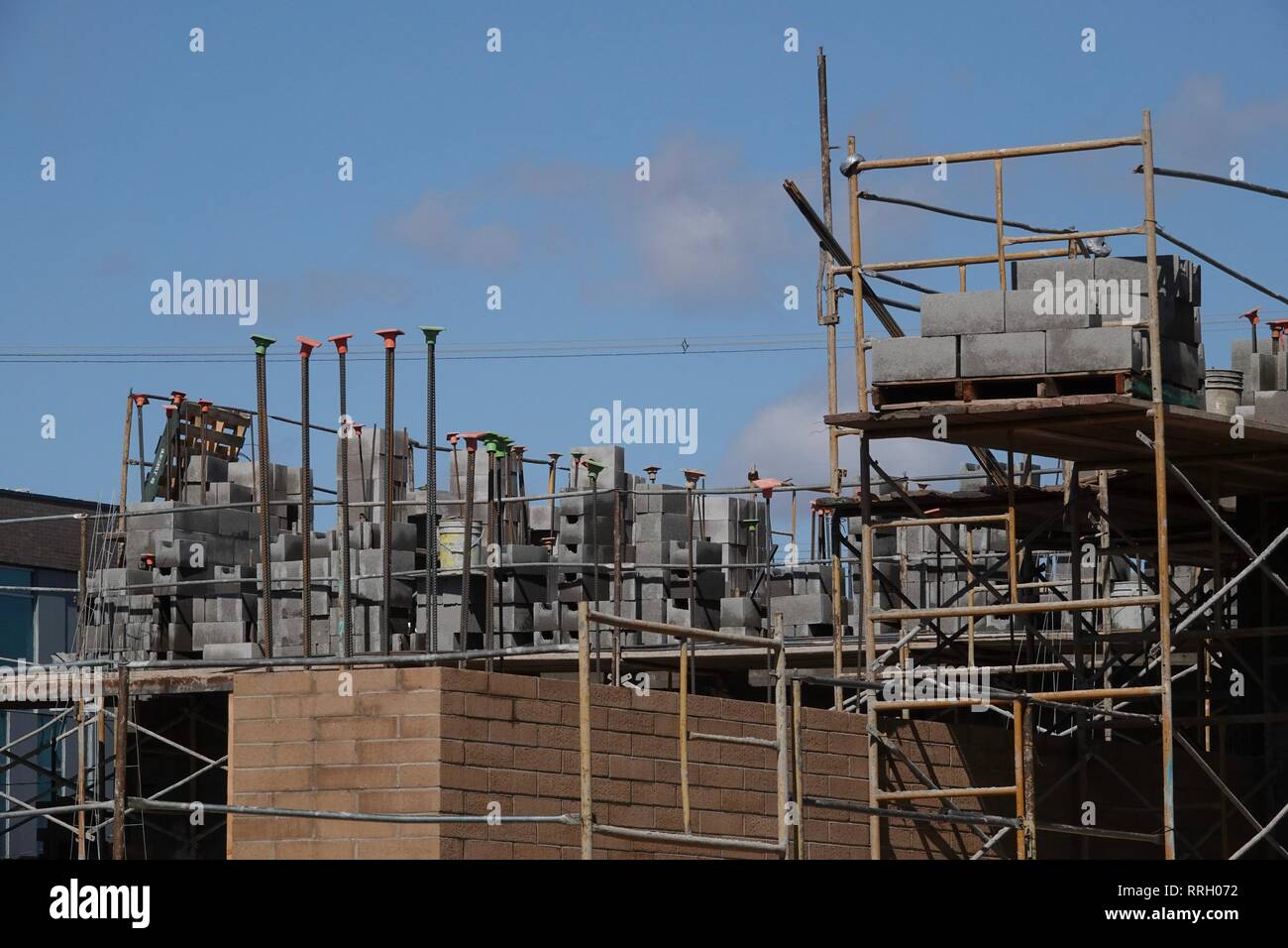 Un nouveau bâtiment en construction en utilisant la brique, l'acier et du ciment. Banque D'Images