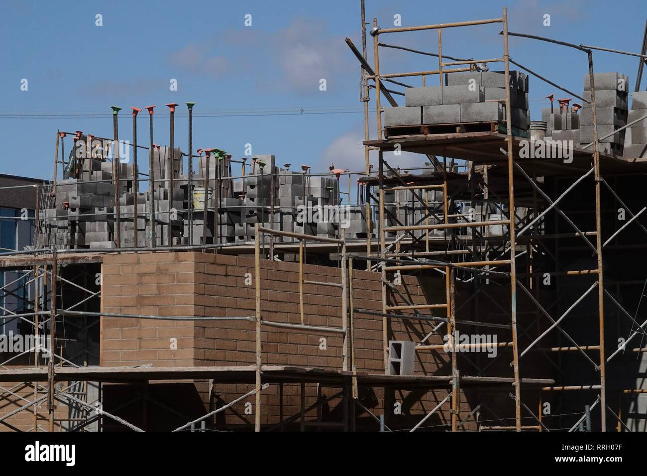 Un nouveau bâtiment en construction en utilisant la brique, l'acier et du ciment. Banque D'Images