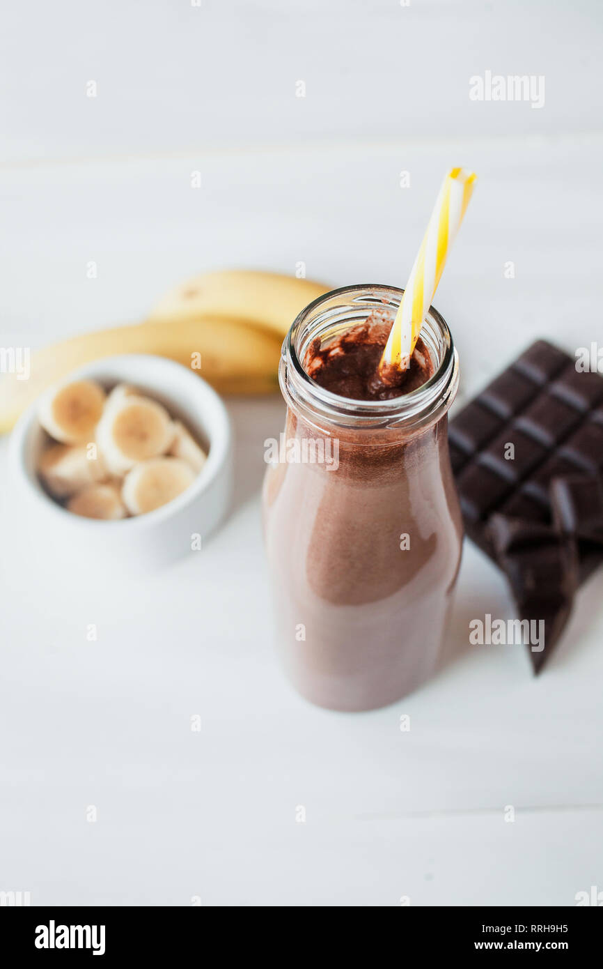 Smoothie banane et chocolat dans le bocal en verre de lait frappé, naturels et biologiques verre Banque D'Images