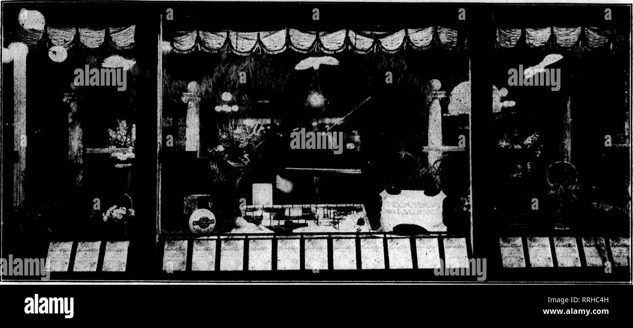 . Les fleuristes [microforme] examen. La floriculture. 28, 1020 Seftdhbbb^ fleuristes le réexamen 21. Comment un fleuriste Davenport a coopéré avec Music Store au stade de livraison. Wiodow Télégraphe plaisir à rencontrer l'un l'autre pour l'échange d'idées et suggestions, chacun ayant des intérêts de son bou- états faibles de cœur pour aider à soulever l'industrie pour fleuristes jusqu'au bon niveau, et tout le monde se réunit dans le sanctuaire de un pour tous et tous pour un par an à nos F. T. D, conventions. L'objectif doit être d'élever à tous ceux qui se joigne à nous, comme le Golden Eule est le seul principe accepter Banque D'Images