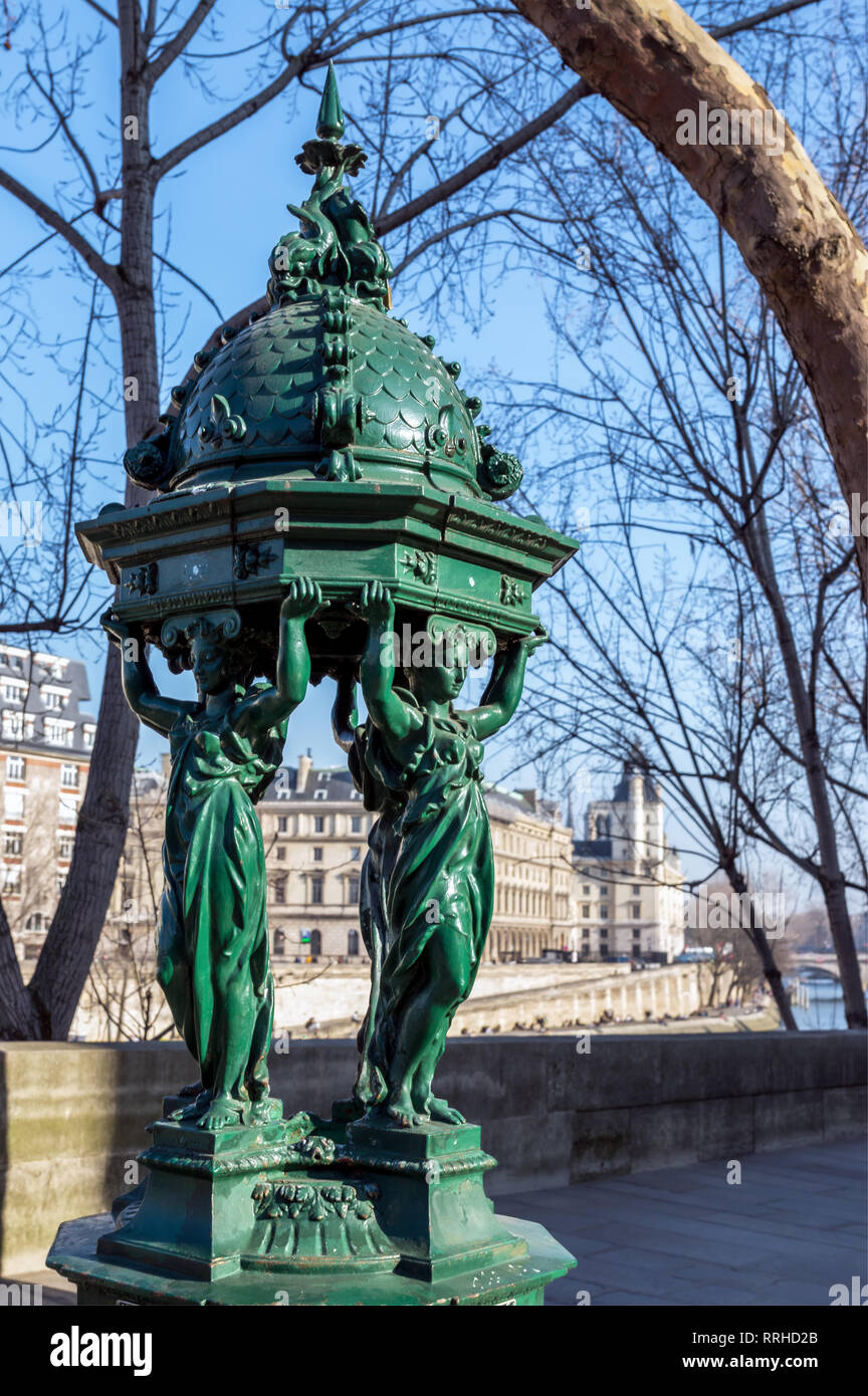 Fontaine d'eau potable de Paris - Paris, France Banque D'Images