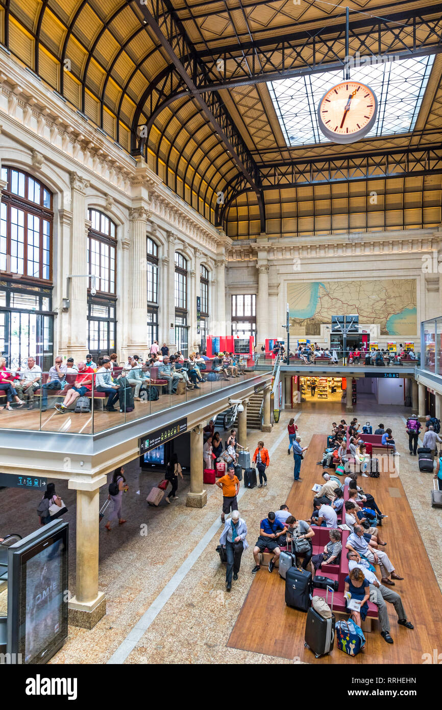 BORDEAUX, FRANCE - Le 13 juin 2017 : vue de l'intérieur de la gare  principale (Gare SNCF) de Bordeaux, ville de Bordeaux-Saint-Jean. La  station actuelle construire Photo Stock - Alamy