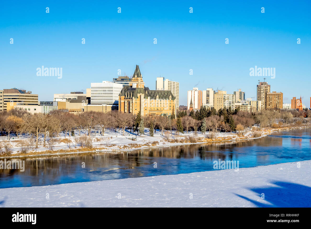 La vallée de la rivière Saskatchewan et Saskatoon skyline sur une froide journée d'hiver. La Saskatchewan est une province dans le pays du Canada. L'hiver fait froid ! Banque D'Images