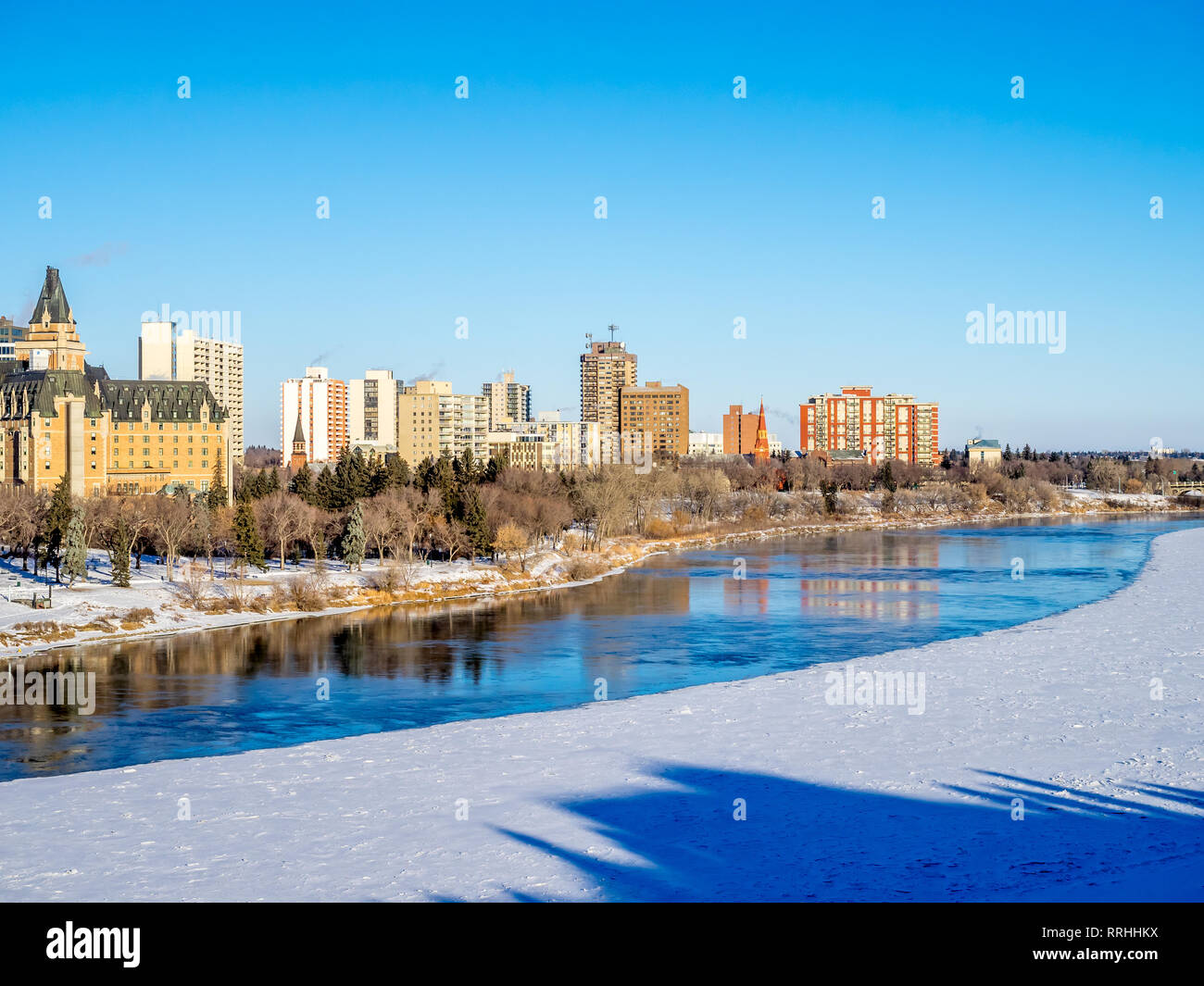 La vallée de la rivière Saskatchewan et Saskatoon skyline sur une froide journée d'hiver. La Saskatchewan est une province dans le pays du Canada. L'hiver fait froid ! Banque D'Images