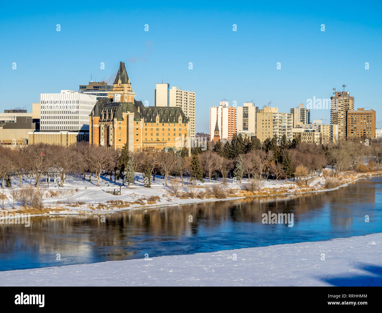 La vallée de la rivière Saskatchewan et Saskatoon skyline sur une froide journée d'hiver. La Saskatchewan est une province dans le pays du Canada. L'hiver fait froid ! Banque D'Images