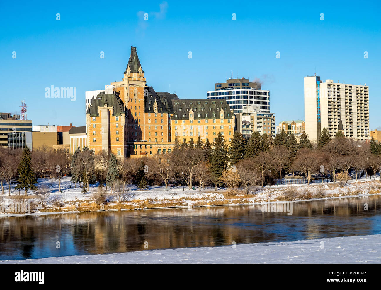 La vallée de la rivière Saskatchewan et Saskatoon skyline sur une froide journée d'hiver. La Saskatchewan est une province dans le pays du Canada. L'hiver fait froid ! Banque D'Images