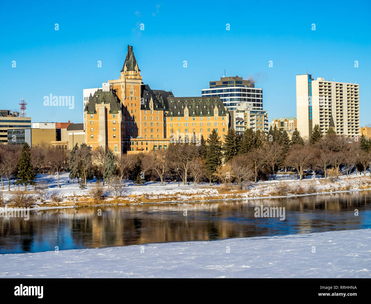 La vallée de la rivière Saskatchewan et Saskatoon skyline sur une froide journée d'hiver. La Saskatchewan est une province dans le pays du Canada. L'hiver fait froid ! Banque D'Images