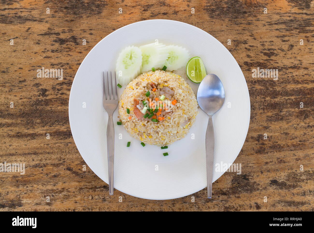 Vue de dessus du riz frit aux crevettes thaï sur une table en bois. Banque D'Images