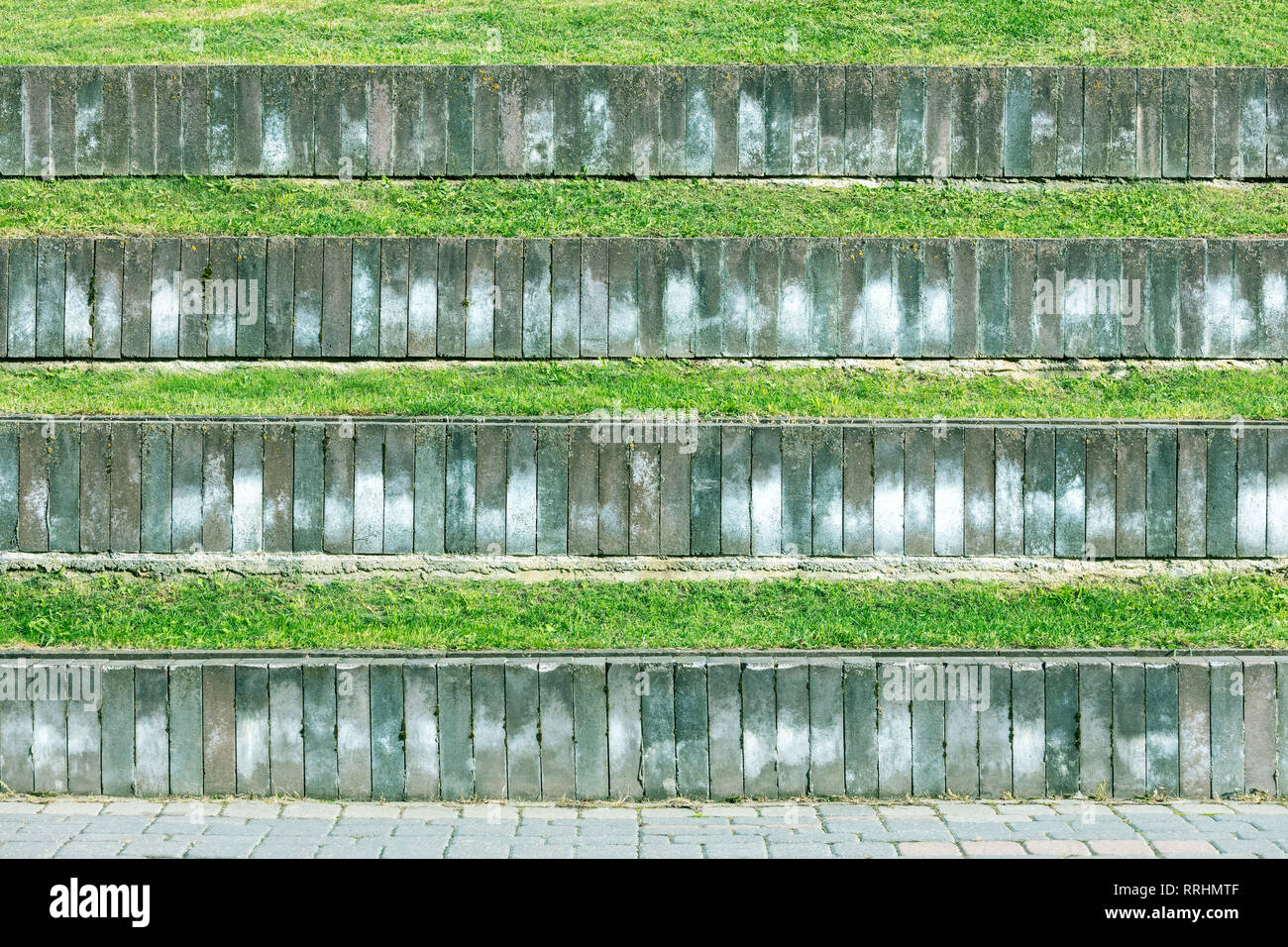 La conception de paysage avec des marches en pierre et jardin pelouse, à l'architecture urbaine moderne. Banque D'Images