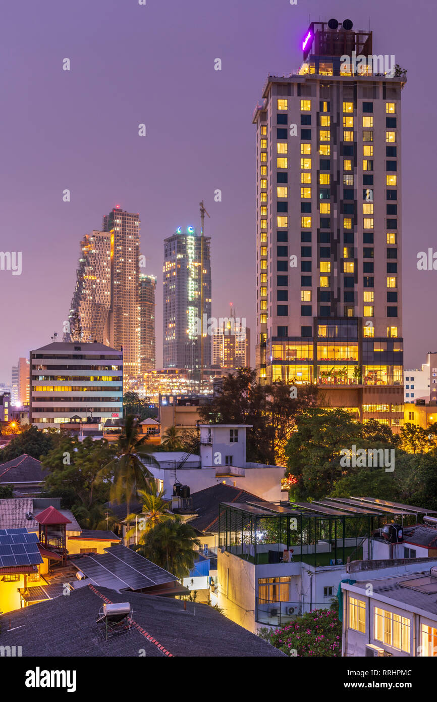 Lorsque la température se refroidit dans l'horizon du soir de Colombo, capitale du Sri Lanka, s'allume au crépuscule. Colombo est le Sri Lanka est un vrai metropol Banque D'Images