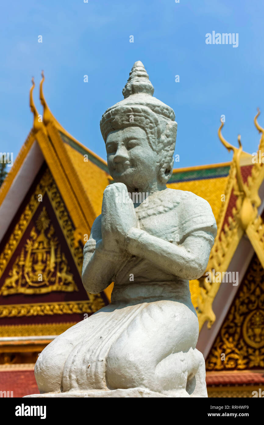 Agenouillée statue bouddhiste à l'Mondapa Triptika de Satra et bibliothèque dans le Palais Royal, centre-ville, Phnom Penh, Cambodge, Indochine Banque D'Images