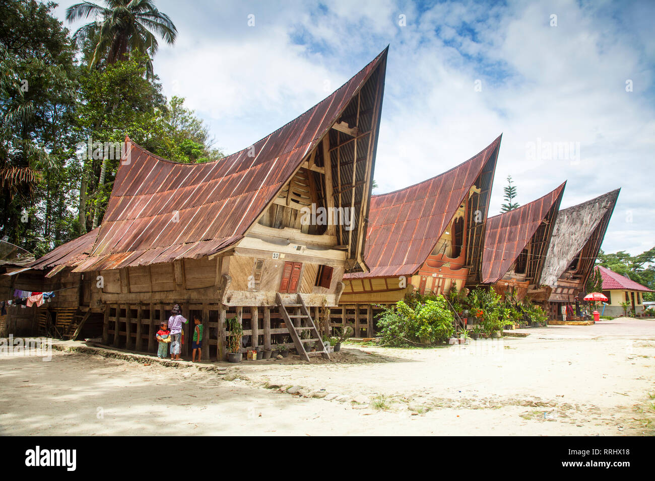 Maisons en bois traditionnelles Batak, Tomok, Lac Toba, île Samosir, Sumatra, Indonésie, Asie du Sud, Asie Banque D'Images