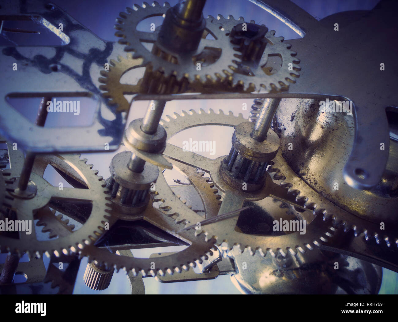 Un close up de cogs et pignons sur une simple horloge. Banque D'Images