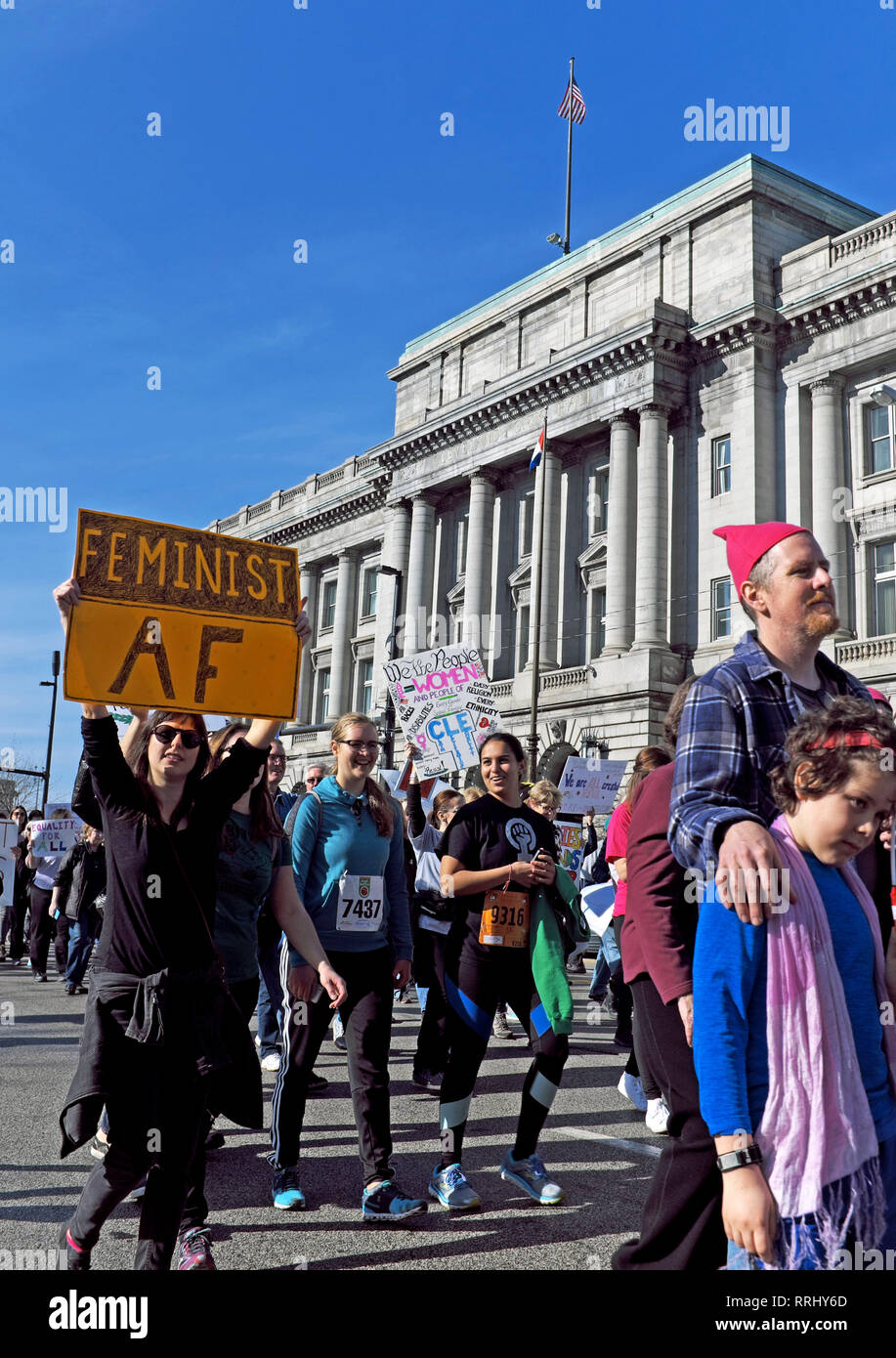 Une femme est titulaire d'un "AF' signe comme elle marche dans le 2019 Marche des femmes dans le centre-ville de Cleveland, Ohio, USA. Banque D'Images