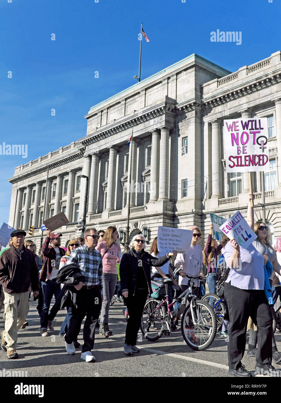 Les participants de la Marche des femmes 2019 En mars Avenue au bord du lac au centre-ville de Cleveland, Ohio, USA avec des signes de protestation et créer une prise de conscience. Banque D'Images