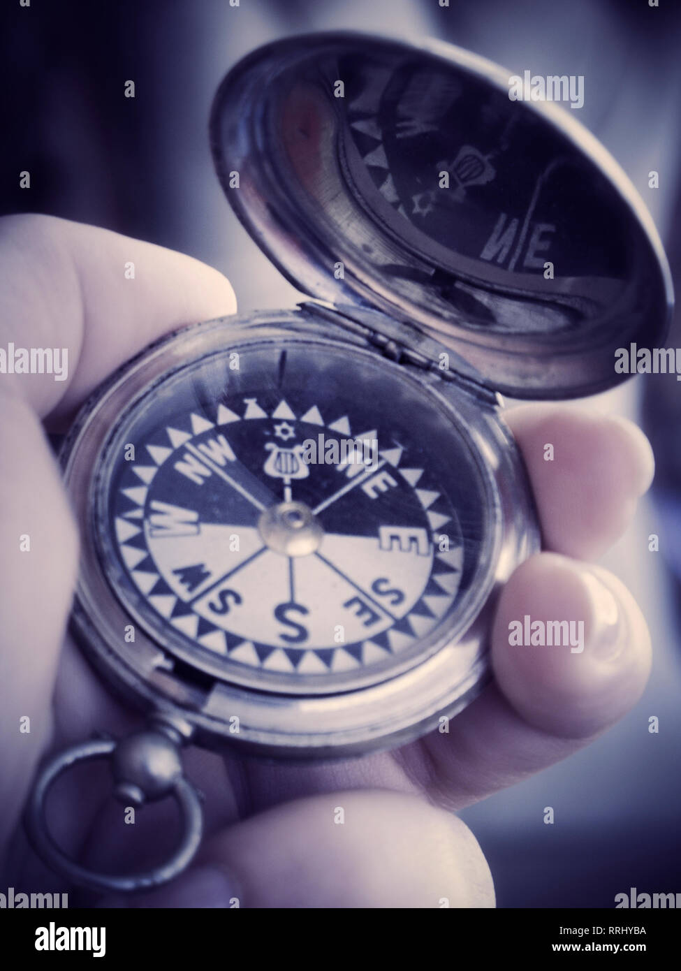 Une main tenant une boussole de poche. Banque D'Images